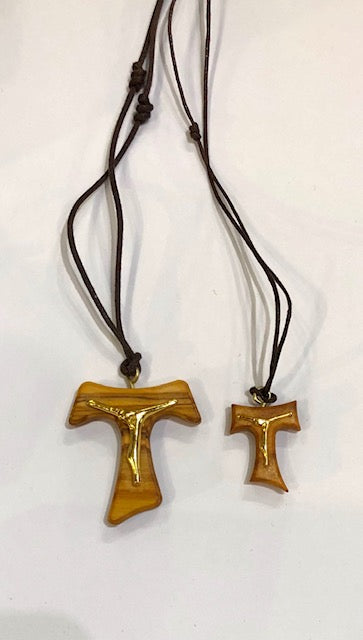 TAU con CRISTO DORATO e collana in legno di ulivo