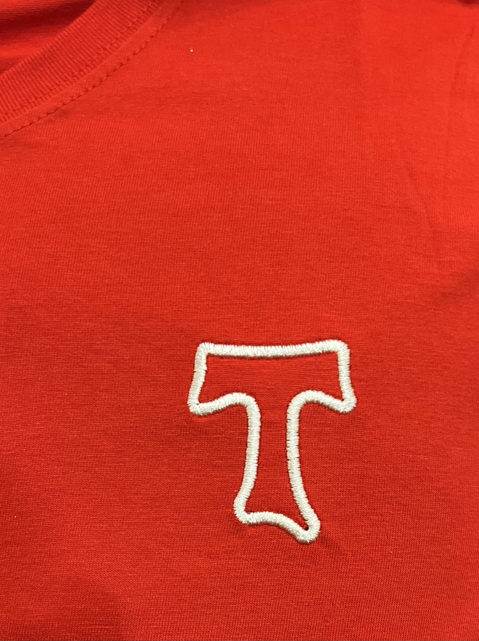 T-SHIRT CON TAU RICAMATO