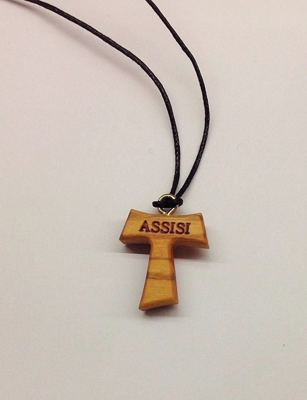 TAU IN LEGNO D'ULIVO CON INCISA LA SCRITTA "ASSISI"