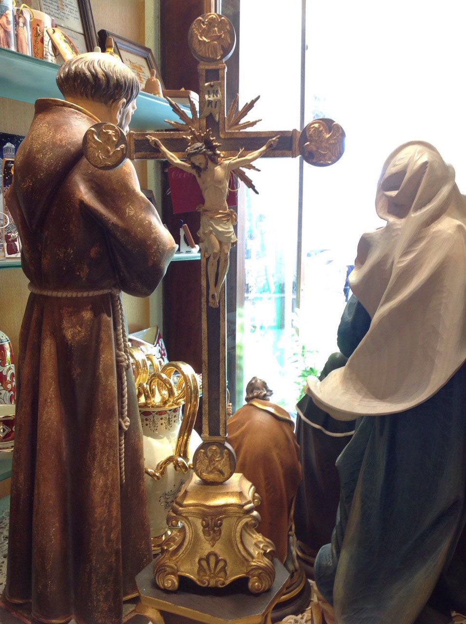CROCEFISSO SU PIEDISTALLO CON 4 EVANGELISTI