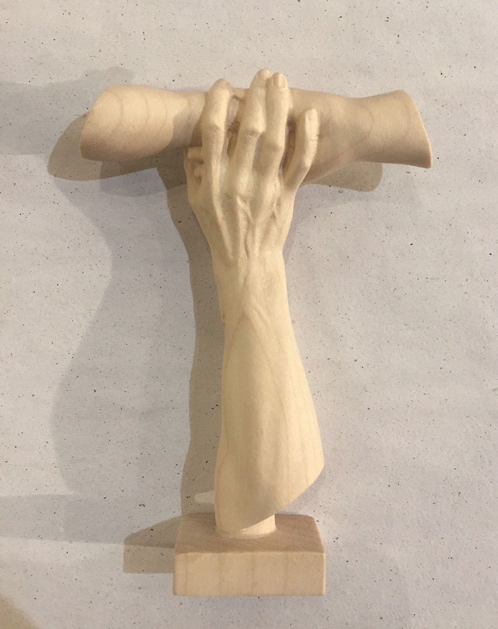 Tau dell'amicizia su piedistallo