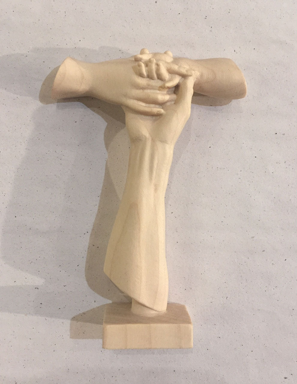 Tau dell'amicizia su piedistallo